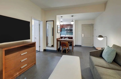 Mount Pleasant Hotel | Bright & Awesome Suites w/Parking & Breakfast – 3mi from Charles Pinckney Site