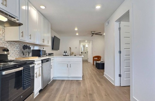 Birmingham Apartment | Bright & Beautiful Retreat in Heart of Downtown