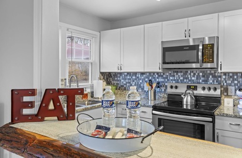 Hendersonville Cottage | Bright & Cozy Bungalow Close To Downtown! Dogs Stay Free!