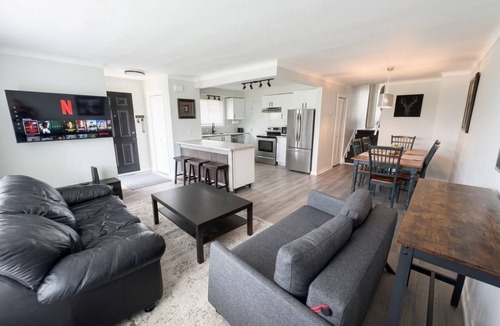 Grantham House | Bright Designer 2BR Bungalow - Private Deck & Yard