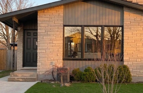Grantham House | Bright Designer 2BR Bungalow - Private Deck & Yard