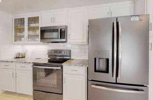 Oakland Hills House | Bright Florida home with pool, gas grill, private pool, and washer/dryer