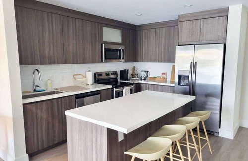 Parkside Apartment | Bright Hollywood Two Bedroom with Free Parking