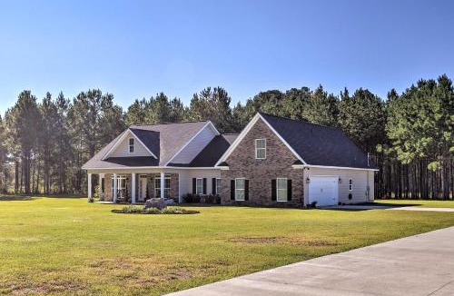 Hopkins House | Bright Hopkins Home w/Game Room & Fire Pit!