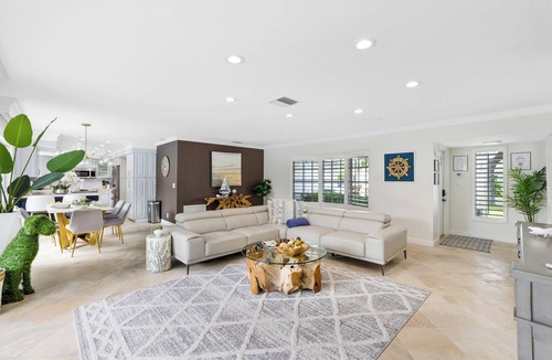 Imperial Point Villa | Bright & Modern Villa with Private Pool in Fort Lauderdale - 30 min to MAJOR INTERNATIONAL SPORTING EVENT!