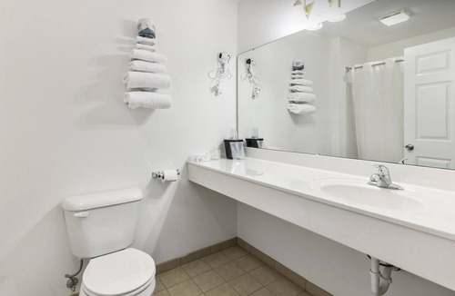 Renault Bed & Breakfast | Bright Petite Queen Suite in the Heart of Red Bud!