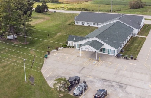 Renault Bed & Breakfast | Bright Petite Queen Suite in the Heart of Red Bud!