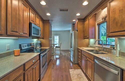 South Sarasota Cottage | Bright Sarasota Bungalow - 5 Mi to Siesta Beach!