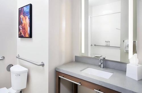 Macomb Hotel | Bright Studio with Kitchen Perfect for Family Travelers with Swimming Pool