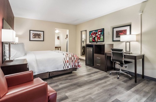 Dandridge Hotel | Bring the Family! Room Close to Parrot Mountain & Gardens Fun