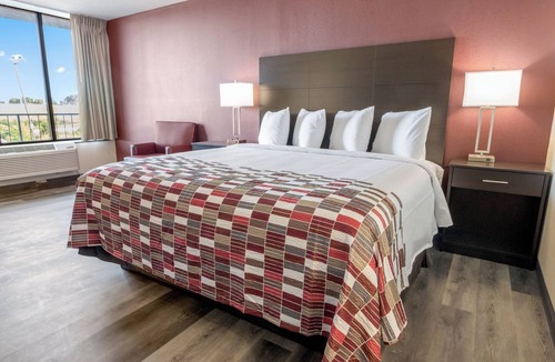Dandridge Hotel | Bring the Family! Room Close to Parrot Mountain & Gardens Fun