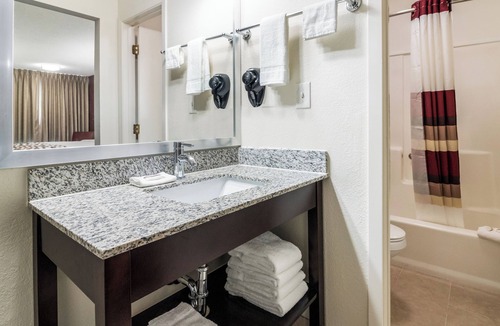 Dandridge Hotel | Bring the Family! Room Close to Parrot Mountain & Gardens Fun