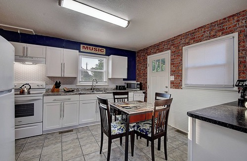 Bristol House | Bristol Music Cottage 3 Bedroom- Walk to State St