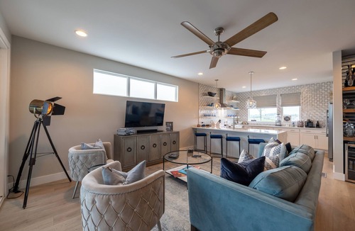 Katie Hill Neighborhood House | Broadway Frank.Luxury with Sweeping downtown views