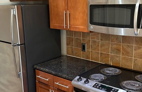 Ridgedale Park Apartment | BuckHead hide away is located in the heart of Buckhead Ga. W/deck, pool and gym