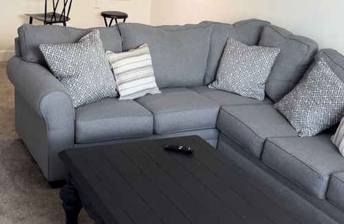 Ridgedale Park Apartment | BuckHead hide away is located in the heart of Buckhead Ga. W/deck, pool and gym