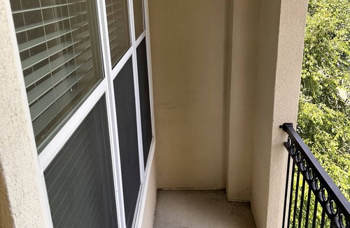 Ridgedale Park Apartment | BuckHead hide away is located in the heart of Buckhead Ga. W/deck, pool and gym