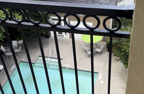 Ridgedale Park Apartment | BuckHead hide away is located in the heart of Buckhead Ga. W/deck, pool and gym