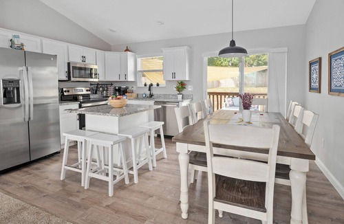 Dry Ridge House | Bud's Place: Family Friendly Spacious 5-bedroom 3 bath house with 3 KING BEDS