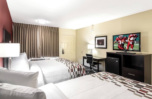 Dandridge Hotel | Budget-Friendly Stay Near Douglas Lake – Perfect for Adventure Seekers