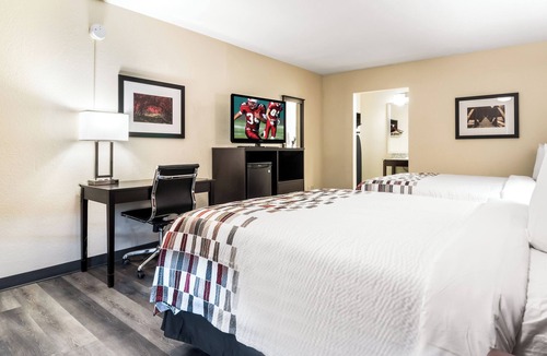 Dandridge Hotel | Budget-Friendly Stay Near Douglas Lake – Perfect for Adventure Seekers