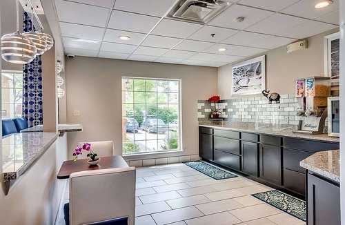 Lexington Hotel | Budget-Friendly Property, Pool, Free Breakfast, Free Parking