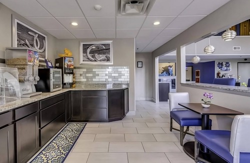 Lexington House | Budget-Friendly Property, Free Breakfast, Free Parking, Onsite Pool