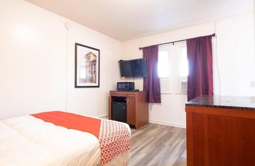 Jonesboro Hotel | Budget-Friendly Queen Room Tailored for Relaxation + Local Exploring