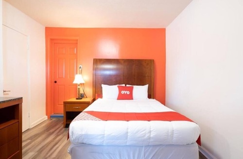 Jonesboro Hotel | Budget-Friendly Queen Room Tailored for Relaxation + Local Exploring