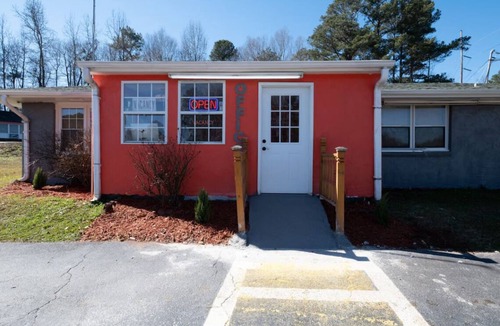 Jonesboro Hotel | Budget-Friendly Queen Room Tailored for Relaxation + Local Exploring