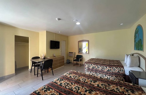 Daytona Beach Hotel | Budget-Friendly Room with 2 Queen Beds – Close to Daytona’s Best Attractions