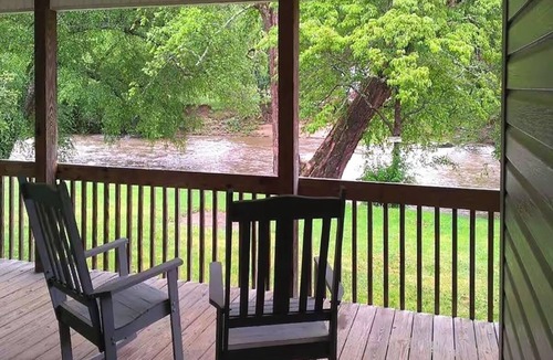 Cherokee Hotel | Budget-Friendly Riverside Retreat For Couples Near Cherokee Attractions