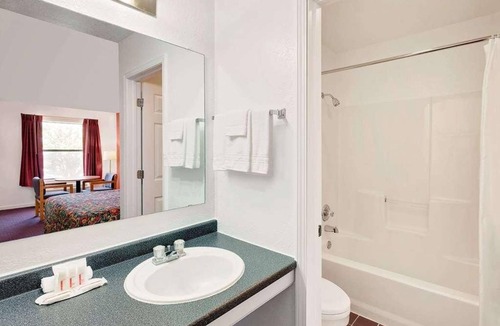 Muskogee Hotel | Budget-Friendly Stay at Knights Inn Muskogee! 4 Comfortable Units, Free Parking