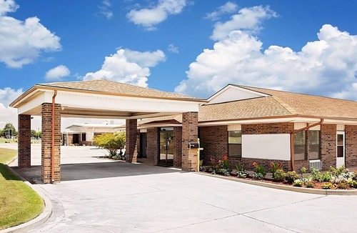 Muskogee Hotel | Budget-Friendly Stay at Knights Inn Muskogee! 4 Comfortable Units, Free Parking