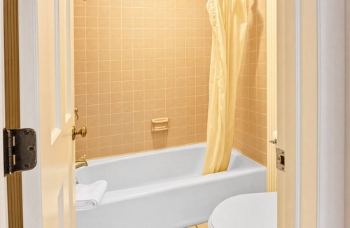Lewisburg Hotel | Budget-Friendly Stays | Near Parks, Airport and Lewisburg Attractions | 4 Units