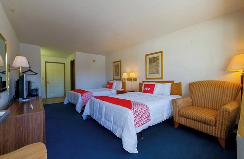 Eureka Springs Hotel | Budget-Friendly Getaway with Pool Near Historic Eureka Springs l 2 Rooms