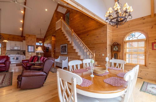 Fleetwood House | Buena Vista- 4bd 3ba, Fireplace, Hot Tub, walk to New River