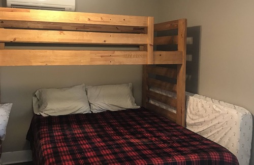 Dover Hotel | Bunk room near Pirates Cove Marina on Kentucky Lake
