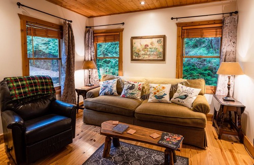 Franklin Cottage | Butterfly Bungalow - Cozy Creekside Cottage in Peaceful Valley!