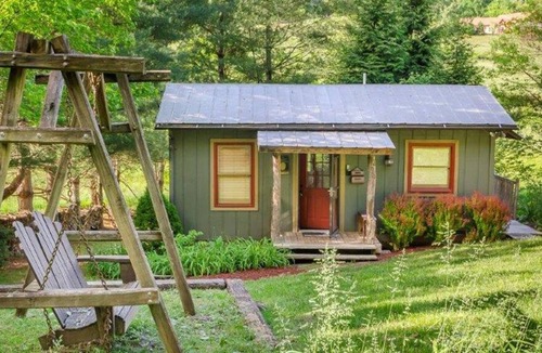 Franklin Cottage | Butterfly Bungalow - Cozy Creekside Cottage in Peaceful Valley!