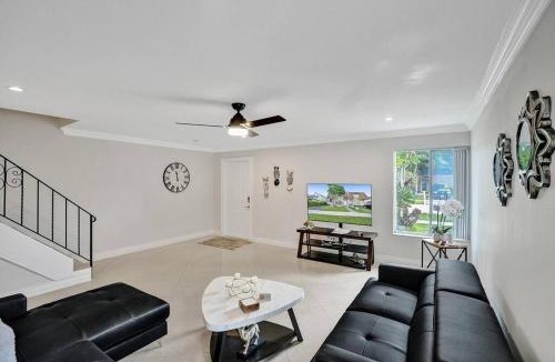 Hollywood House | By Hard Rock Guitar Hotel casino 7 min walk