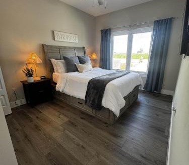 Anchorville House | Cabana Sunset House on Lake St Clair Sleeps 16