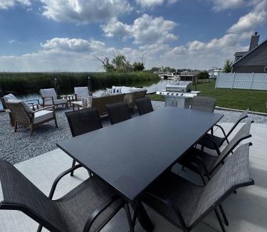 Anchorville House | Cabana Sunset House on Lake St Clair Sleeps 16