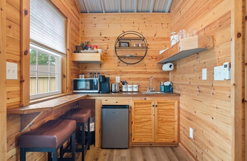 Rockwell Cabin | Cabin #1 @ Rock Creek Cabins! King Bed! 15 min. to Bathhouse Row! Pet Friendly!