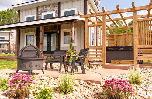 Timberline Cabin | Cabin 6 One Bed Modern Luxury w Hot Tub