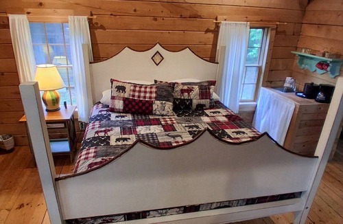 West Union Cabin | Cabin 7 Frolic - Includes a Homemade Country Breakfast!