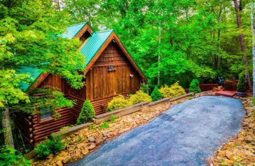 Sevierville House | CABIN in a GATED RESORT with SEASONAL RESORT POOL