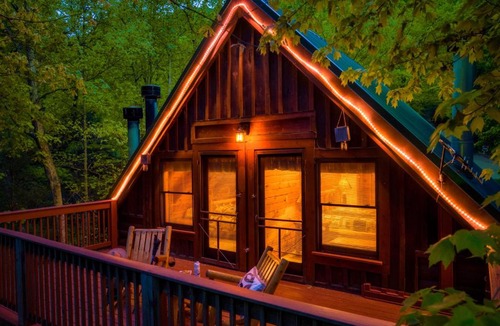 Sevierville House | CABIN in a GATED RESORT with SEASONAL RESORT POOL