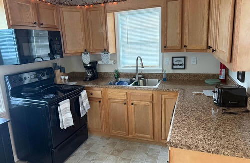 Keslers Cross Lanes House | Cabin K- Cozy, Quiet little Cabin near the lake