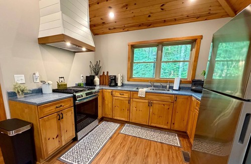 South Bloomingville Cabin | Cabin nestled in the woods, 2-person jacuzzi, fire pit, close to Ash Cave